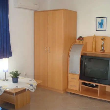 Studio Renata With Nice Terrace, Bbq And Free Parking アパート トロギール